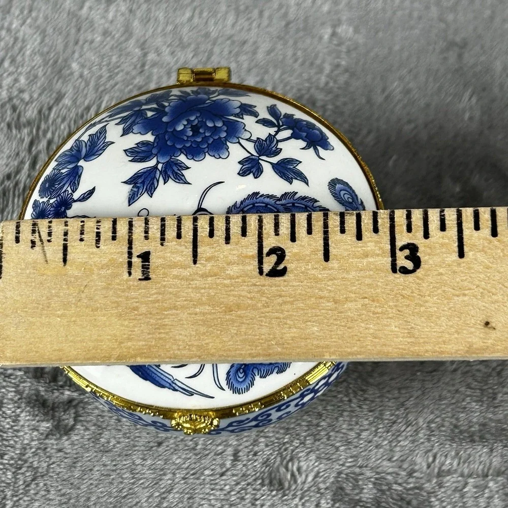 Vintage Blue & White Porcelain Footed Trinket Box Chinoiserie Vanity Accessory